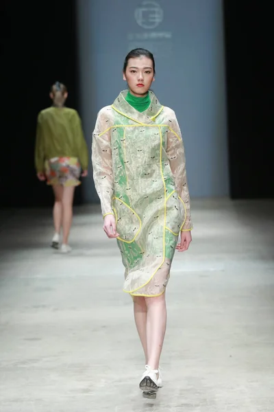 モデルは 2016 日の中国ロンドンファッションウィークの春 2017年中ゆう陳 Shangshou のファッションショーで新しい創造を表示します — ストック写真