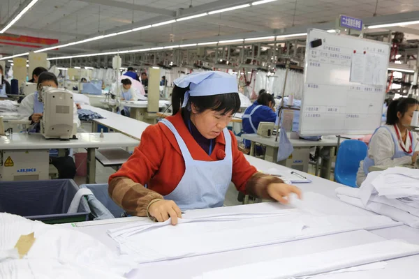 Trabajadoras Chinas Cosen Ropa Una Fábrica Ropa Ciudad Haian Provincia — Foto de Stock