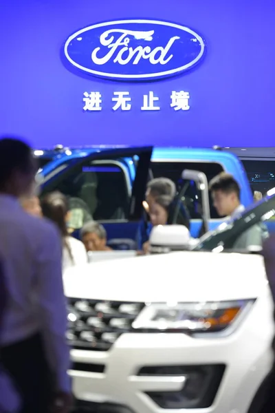 Посетители Смотрят Автомобиль Ford Время Xiv Международной Автомобильной Выставки Китае — стоковое фото