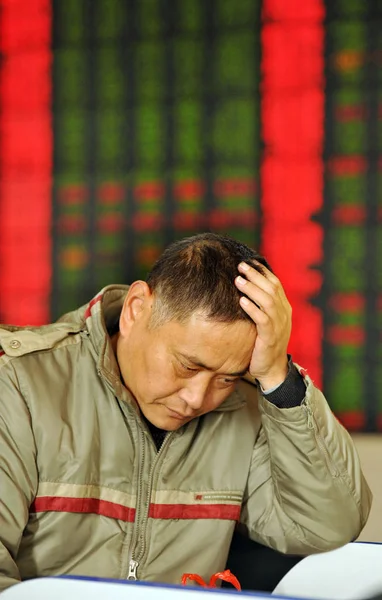 Zainteresowany Chiński Inwestor Patrzy Ceny Akcji Czerwone Dla Wzrostu Cen — Zdjęcie stockowe