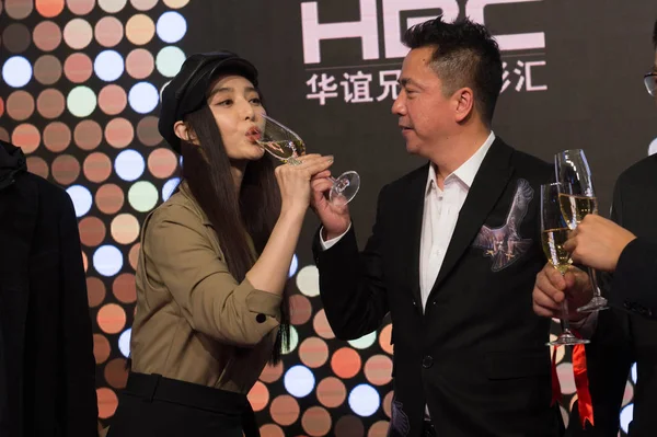 Aktris Cina Fan Bingbing Pergi Minum Sampanye Dari Wang Zhonglei — Stok Foto