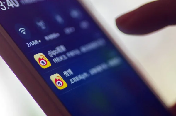 Ein Handynutzer Benutzt Die App Von Weibo Dem Twitterähnlichen Mikroblog — Stockfoto