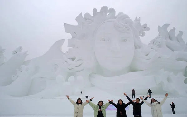 Visitors Pose Photos Front Snow Sculpture Love Song 29Th Harbin — Stock Photo, Image