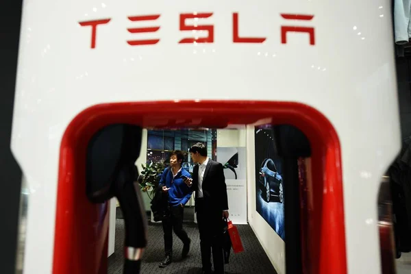 Klienci Postrzegane Sklepie Tesla Hangzhou Miasta Wschodniej Chińskiej Prowincji Zhejiang — Zdjęcie stockowe