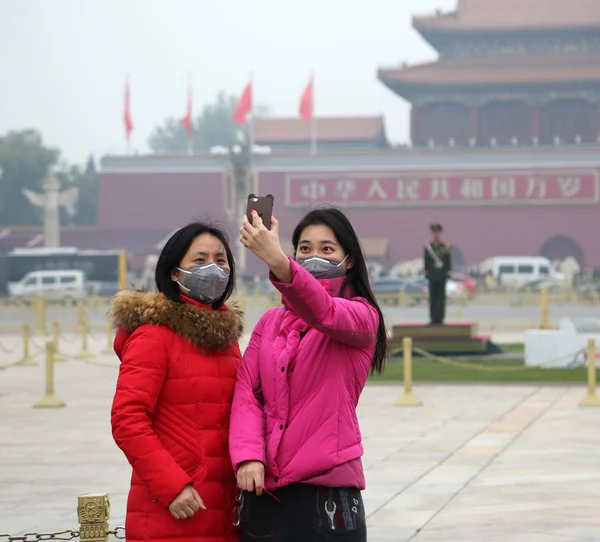 Туристы Масках Против Загрязнения Воздуха Делают Селфи Площади Тянь Аньмэнь — стоковое фото