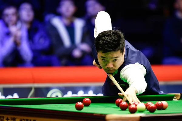 Ding Junhui China Juega Tiro Contra Stuart Bingham Inglaterra Partido — Foto de Stock