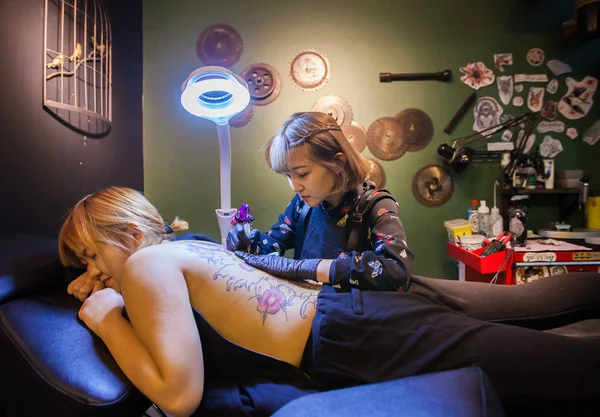 Artista China Jiaxuan Pinta Parte Posterior Cliente Estudio Tatuajes Ciudad —  Fotos de Stock