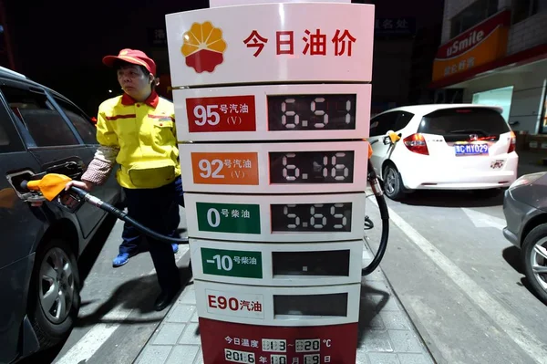 Trabalhador Chinês Abastece Carro Posto Gasolina Petrochina Uma Subsidiária Cnpc — Fotografia de Stock