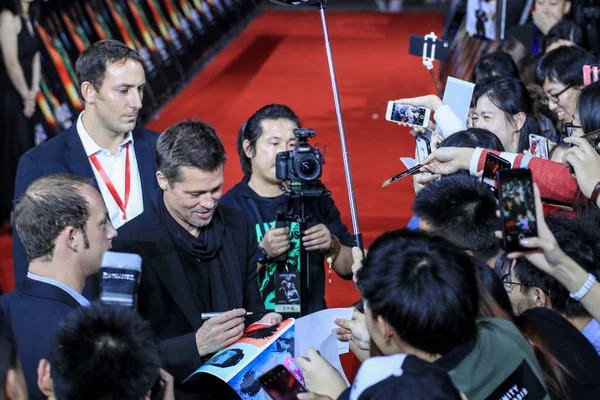 Ator Americano Brad Pitt Assina Autógrafos Para Fãs Chineses Tapete — Fotografia de Stock