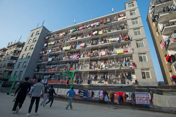 Les Étudiantes Assèchent Leurs Courtepointes Leurs Vêtements Soleil Université Hubei — Photo