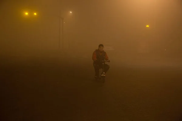Ciclista Cabalga Carretera Con Mucho Smog Beijing China Diciembre 2016 —  Fotos de Stock