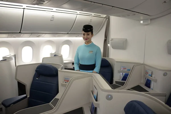 Eine Chinesische Stewardess Posiert Der Business Class Des Ersten Boeing — Stockfoto