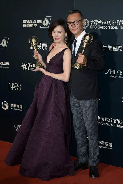 Taiwanese Actress Shu Qin Left Actor Liu Kai Pose Trophies — Stock Photo, Image
