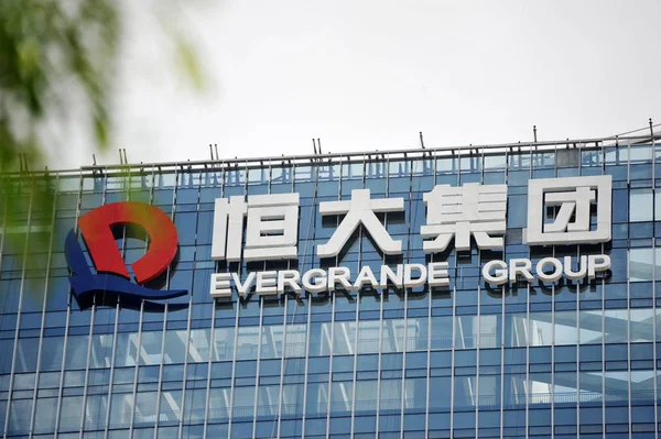 Pemandangan Logo Evergrande Group Gedung Perkantoran Tingkat Tinggi Kota Shenzhen — Stok Foto