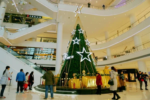 Uma Árvore Natal Gigante Exibida Shopping Center Cidade Jinan Província — Fotografia de Stock