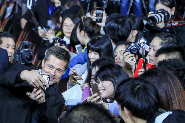 American Actor Brad Pitt Take Selfies Chinese Fans Red Carpet — Stock Photo, Image