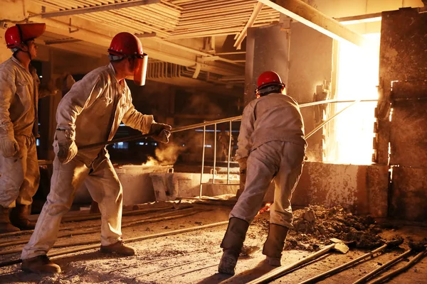 Chinesische Arbeiter Produzieren Stahl Einem Stahlwerk Der Stadt Hefei Der — Stockfoto