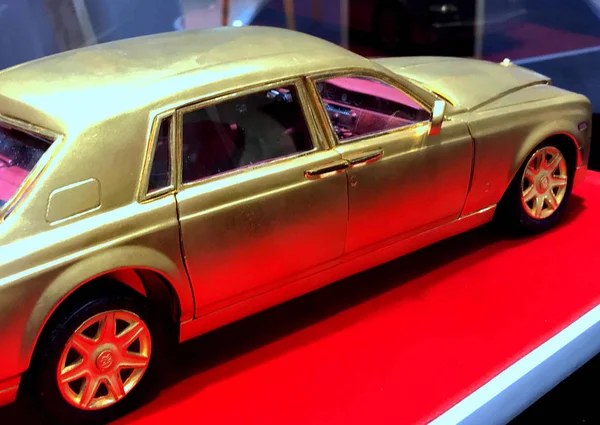 Ein Goldenes Modell Eines Rolls Royce Phantom Luxusautos Ist Während — Stockfoto