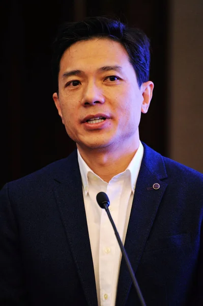 ロビン李艶鴻 会長と Ceo Baidu Baidu 2016 中国東部の山東省青島市で中国聯通の間で戦略的提携の調印式中に話す — ストック写真