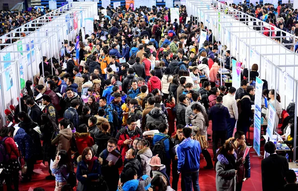 Cabine Folla File Cinesi Cercare Lavoro Durante Una Fiera Del — Foto Stock