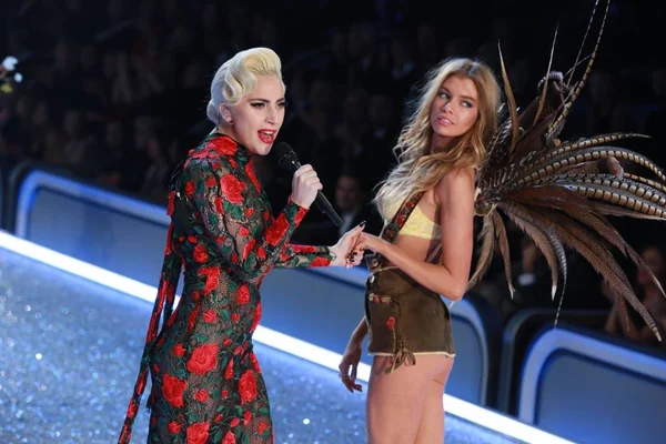 Американская Певица Леди Гага Слева Выступает Роли Ирландской Модели Стеллы — стоковое фото