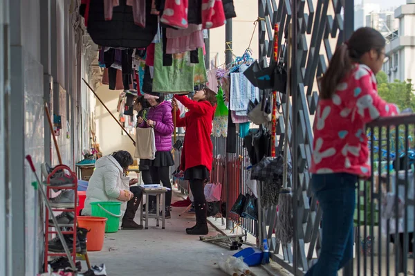 Les Étudiantes Assèchent Leurs Courtepointes Leurs Vêtements Soleil Université Hubei — Photo