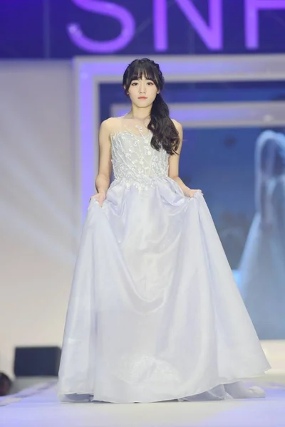 Medlem Kinesiska Tjejgruppen Snh48 Parader Snh48 Fashion Awards 2Nd Edition — Stockfoto
