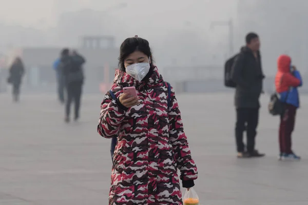 Hava Kirliliğine Karşı Bir Yüz Maskesi Giyen Bir Yaya Pekin — Stok fotoğraf