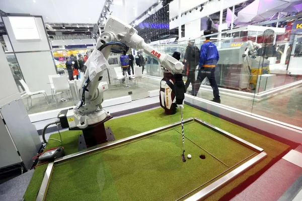 Braço Robô Abb Joga Golfe Xviii Feira Internacional Indústria China — Fotografia de Stock