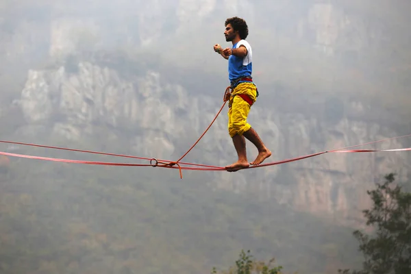 Temerario Francese Theo Sanson Cammina All Indietro Una Slackline Sospesa — Foto Stock