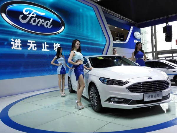 Chinese Models Poses Ford New Mondeo Automobile Exhibition Nanjing City — Φωτογραφία Αρχείου