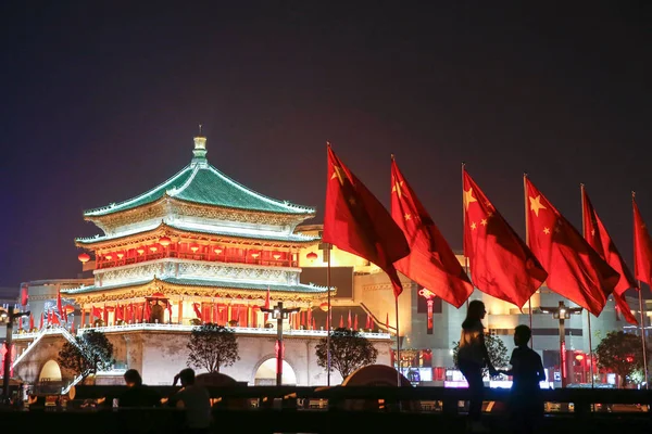 Bandeiras Nacionais Chinesas Balançam Noite Fora Área Cênica Bell Tower — Fotografia de Stock