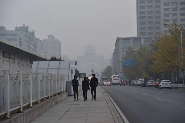 Pedestres Caminham Uma Estrada Névoa Pesada Pequim China Novembro 2016 — Fotografia de Stock