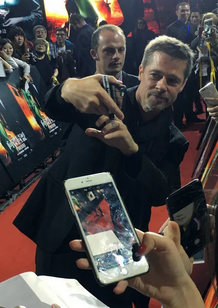 American Actor Brad Pitt Takes Selfie Chinese Fan Arrives Red — Stock Photo, Image