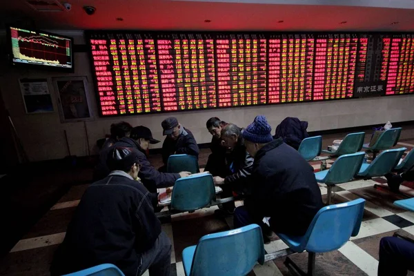 Les Investisseurs Chinois Jouent Aux Échecs Devant Affichage Électronique Montrant — Photo