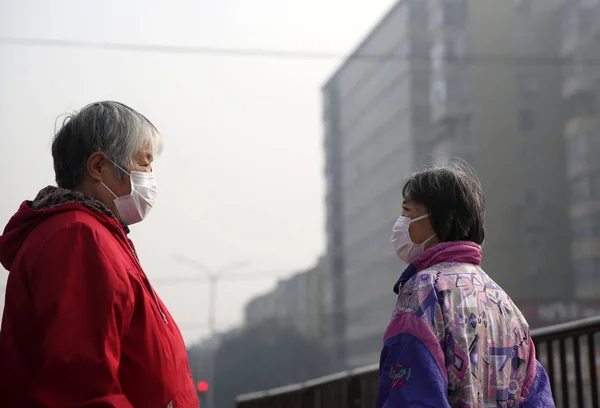 Oudere Vrouwen Dragen Gezichtsmaskers Tegen Luchtvervuiling Lopen Straat Zware Smog — Stockfoto