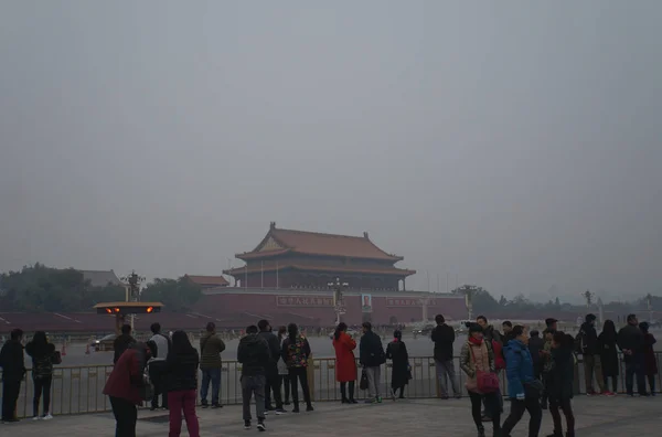Los Turistas Visitan Plaza Tian Anmen Fuerte Smog Beijing China — Foto de Stock