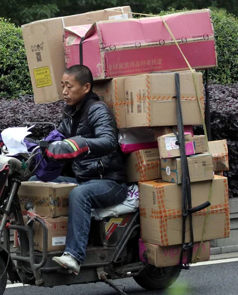 Livreur Chinois Conduit Une Moto Entièrement Chargée Colis Dont Plupart — Photo