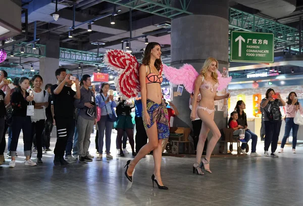 2017 日中国北京市に 独創性スクエア を促進するためにビクトリア秘密のようなファッション ショー間モデル ランジェリーを着てパレード — ストック写真