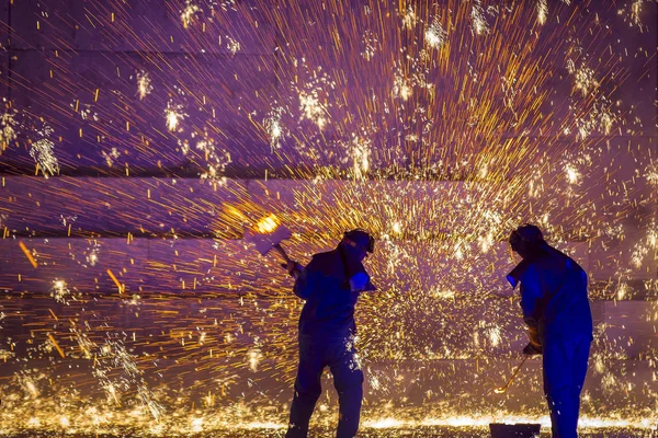 Artister Spray Smält Järn Mot Betongvägg Att Skapa Gnistor Föreställning — Stockfoto