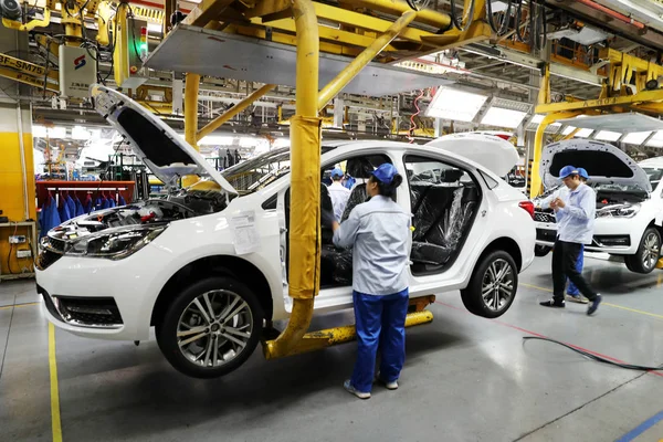 Trabajadores Chinos Montan Automóviles Línea Montaje Planta Automotriz Chery Ciudad — Foto de Stock