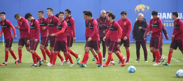 2016年11月10日 中国国家男足主教练里皮 在中国西南云南省昆明市举行的2018年亚足联世界杯亚洲预选赛决赛训练课上指导着他的球员 — 图库照片