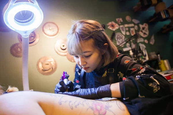 Chinese Tattoo Artist Jiaxuan Inks Back Customer Her Tattoo Studio — Stock Photo, Image