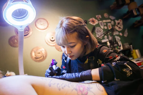 Kinesiska Tattoo Artist Jiaxuan Bläck Bak Kund Hennes Tatuering Studio — Stockfoto