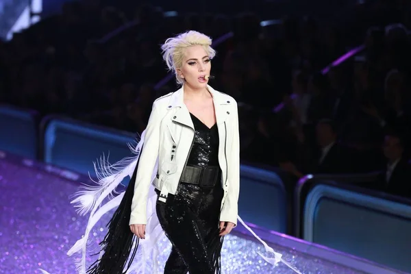 Американская Певица Lady Gaga Выступает Victoria Secret Fashion Show 2016 — стоковое фото