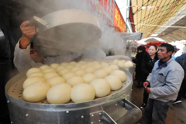 Chinese Worker Takes Tray Steamed Buns Another Mantou Shop Food — Stock Photo, Image