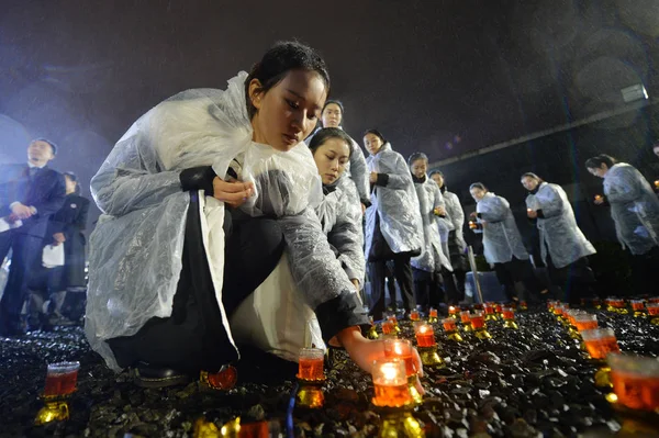 Giovani Studenti Allineano Candele Sotto Pioggia Durante Una Veglia Lume — Foto Stock