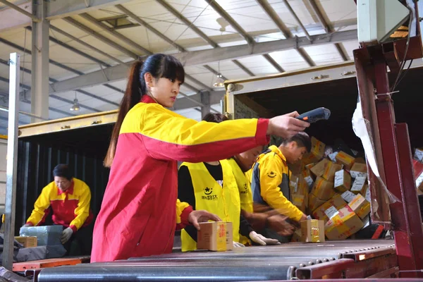 Chinese Arbeiders Sorteren Stapels Van Pakjes Waarvan Meeste Zijn Van — Stockfoto