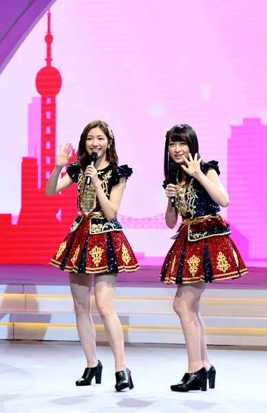 Mayu Watanabe Vlevo Saya Kawamoto Japonky Skupiny Akb48 Koncertovat Ventilátor — Stock fotografie