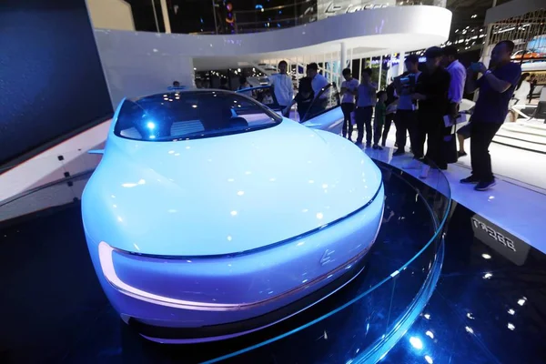 Los Visitantes Ven Coche Concepto Eléctrico Lesee Leeco Exhibición Durante — Foto de Stock